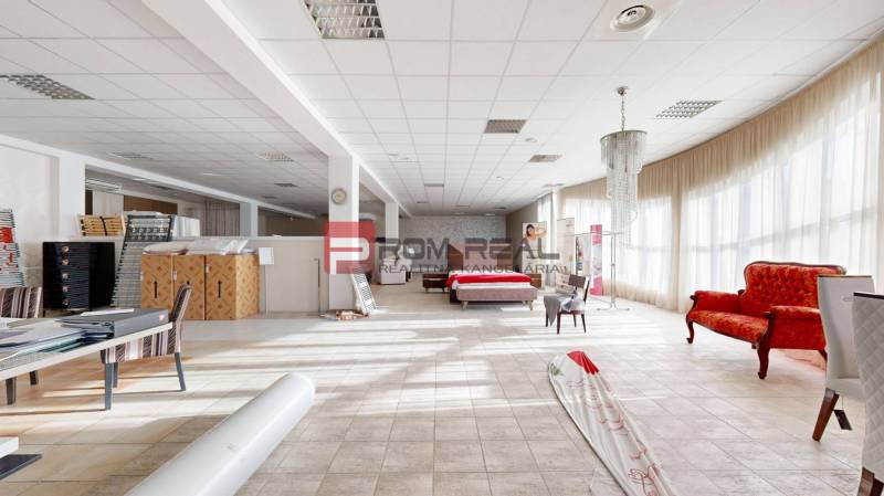 PREDAJ obchodno, kancelársko skladový priestor - Interiér budovy s nábytkom, červenou pohovkou, posteľou a stolmi s dokumentmi.