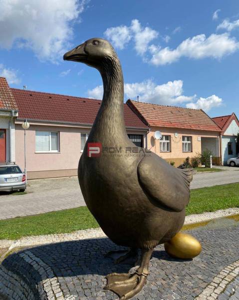 PRENÁJOM skladového priestoru 100m2 Slovenský Grob okres Pezinok - Socha husi s pozláteným vajcom, na ulici Slovenský grob, v pozadí sú sklady a haly.