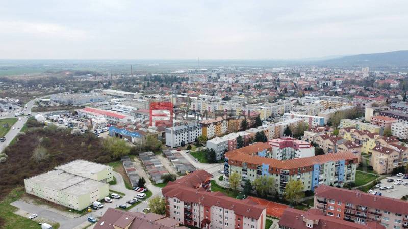 PRENÁJOM garáž MUŠKAT Pezinok - Pezinok z pohľadu Muškátovej ulice ponúka pohľad na okolie a garáže.