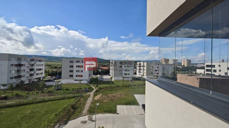 NA Predaj 4 izbový byt v projekte VINICE Pezinok 150m2 - Pohľad z balkóna 4-izbového bytu na Obchodnej ulici v Pezinku, výhľad na sídlisko.