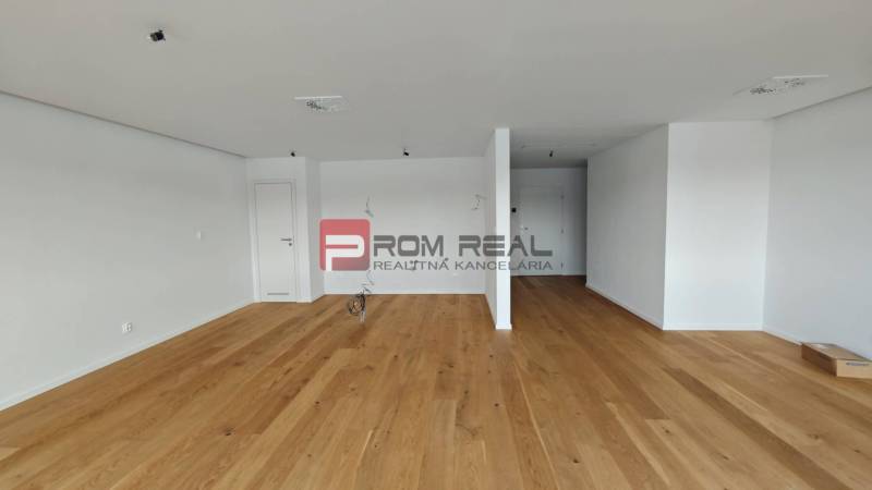 NA Predaj 4 izbový byt v projekte VINICE Pezinok 150m2 - Priestranná izba s drevenou podlahou v 4-izbovom byte, pripravená na zariadenie.
