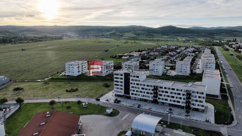 NA Predaj 4 izbový byt v projekte VINICE Pezinok 150m2 - Letecký pohľad na štvrť s 4-izbovými bytmi na Obchodnej ulici v Pezinku.