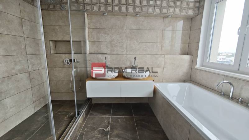 NA Predaj 4 izbový byt v projekte VINICE Pezinok 150m2 - Kúpeľňa v 4-izbovom byte so sprchovým kútom, vaňou a dvojitým umývadlom.