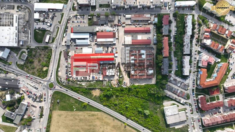 PREDAJ Stavebný pozemok výstavba bytov, hotel - Pezinok - Letecký pohľad na priemyselnú zónu pozdĺž Šenkvickej cesty v Pezinku, Pozemky - bývanie.