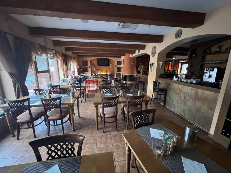 PREDAJ B&B Hotel v Starom meste - škola, centrum medicíny - Reštaurácia v hotelovej časti s drevenými trámami, stolmi a stoličkami. Hotely a penzióny.