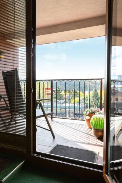 PREDAJ B&B Hotel v Starom meste - škola, centrum medicíny - Balkón s výhľadom na zeleň, rastliny v kvetináčoch, Pri Suchom mlyne v Bratislave.