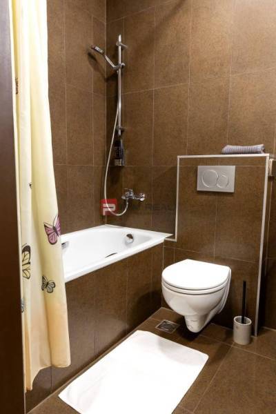 PREDAJ B&B Hotel v Starom meste - škola, centrum medicíny - Kúpeľňa s vaňou, sprchou a toaletou. Hotely a penzióny.