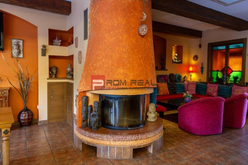 PREDAJ B&B Hotel v Starom meste - škola, centrum medicíny - Interiér s krbom, pohodlným sedením a dekoráciami v Hoteloch a penziónoch.