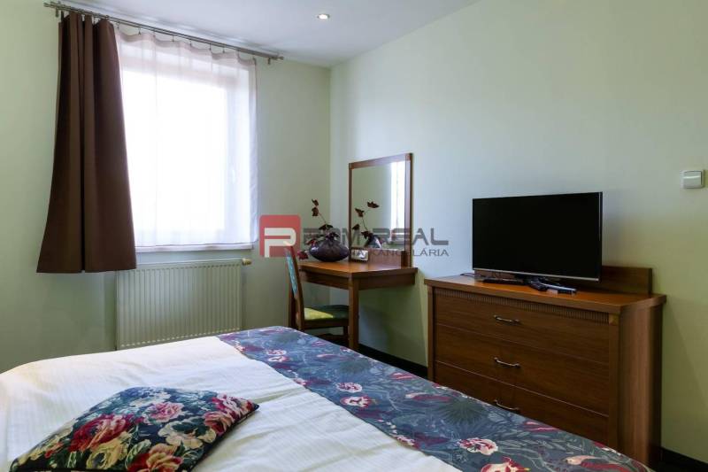 PREDAJ B&B Hotel v Starom meste - škola, centrum medicíny - Izba s posteľou, stolíkom a televíziou v Hotely a penzióny.