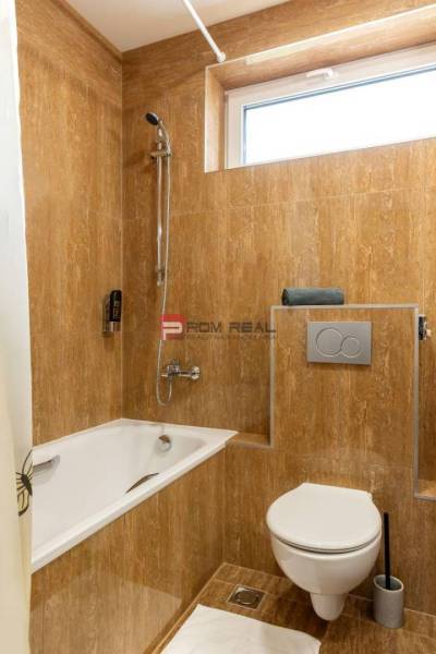 PREDAJ B&B Hotel v Starom meste - škola, centrum medicíny - Kúpeľňa s vaňou a záchodom v hoteloch a penziónoch, obložená hnedými dlaždicami.