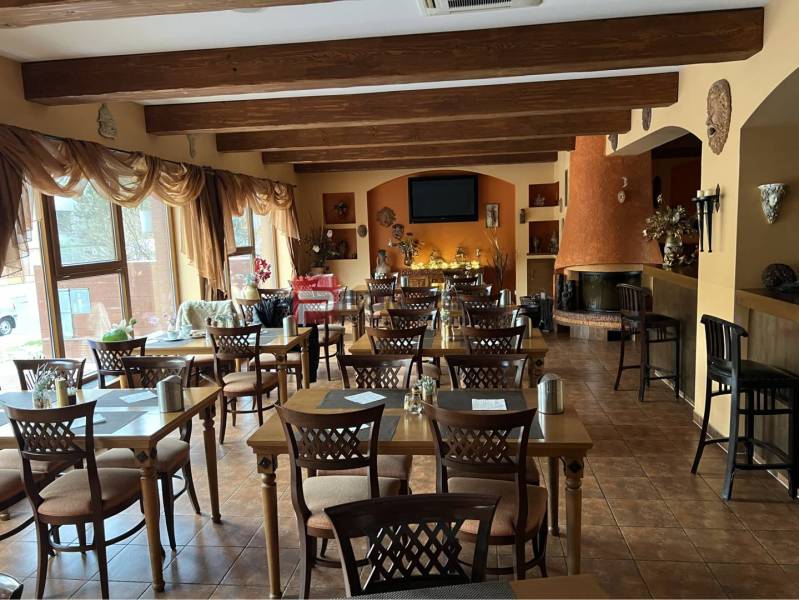 PREDAJ B&B Hotel v Starom meste - škola, centrum medicíny - Reštaurácia s drevenými stropmi, kvetinovou dekoráciou a krbom, kategória Hotely a penzióny.