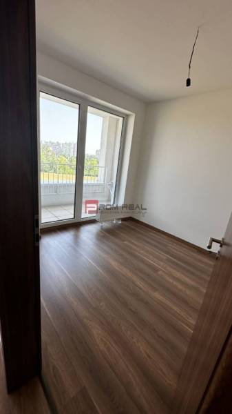 2-izbový byt Slnečnice POP pri novej električke do centra! - Izba s drevenou podlahou a balkónom v 2-izbovom byte.