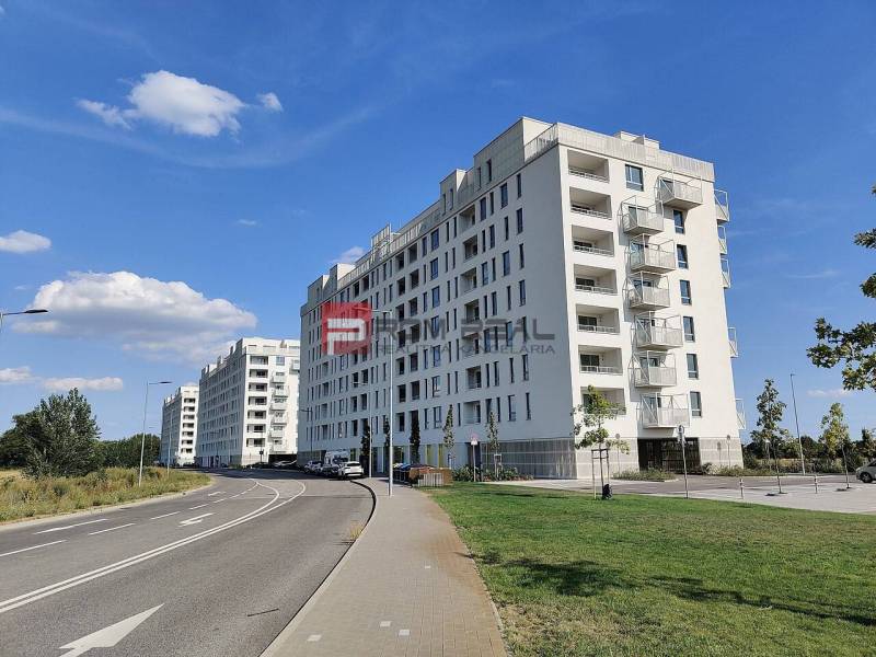 2-izbový byt Slnečnice POP pri novej električke do centra! - Bytový dom na ulici Labutia v Bratislave V, obklopený zeleňou a cestou.