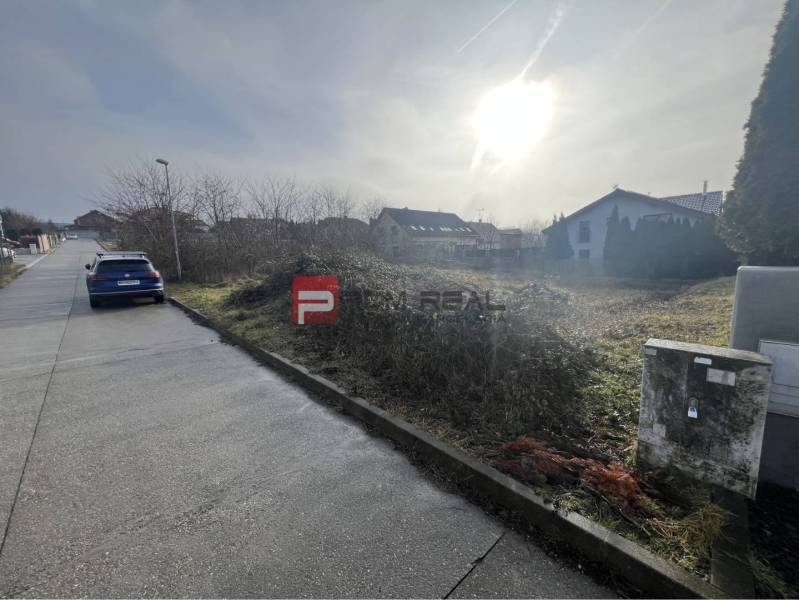 Pripravujeme do ponuky - Lukratívny pozemok centrum Stupavy - Pozemok na bývanie v Stupave na Bazovej ulici, slnečné prostredie a auto pri ceste.