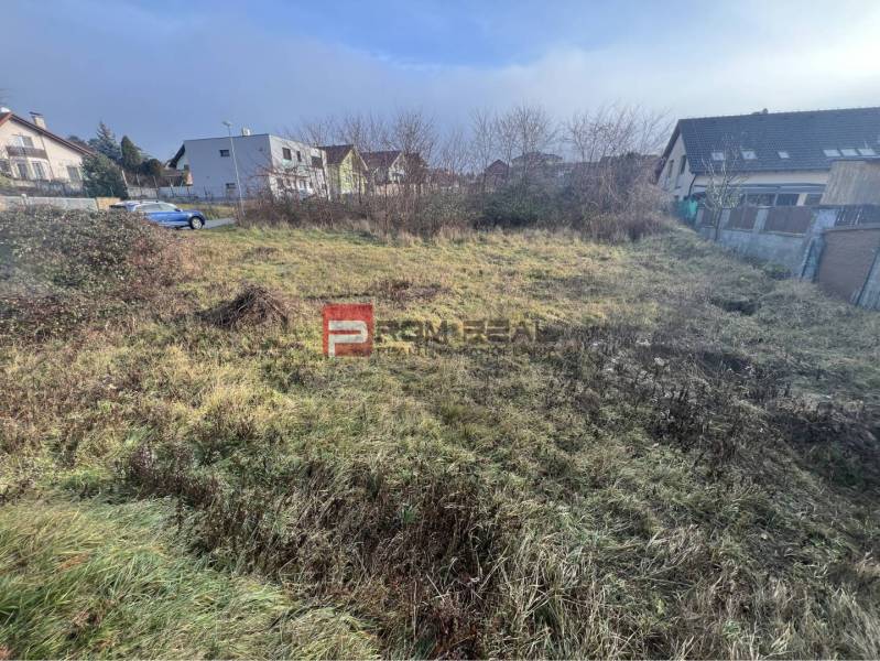 Pripravujeme do ponuky - Lukratívny pozemok centrum Stupavy - Stupava, Bazová: Pozemky - bývanie so zarastenou trávou a okolitými domami.