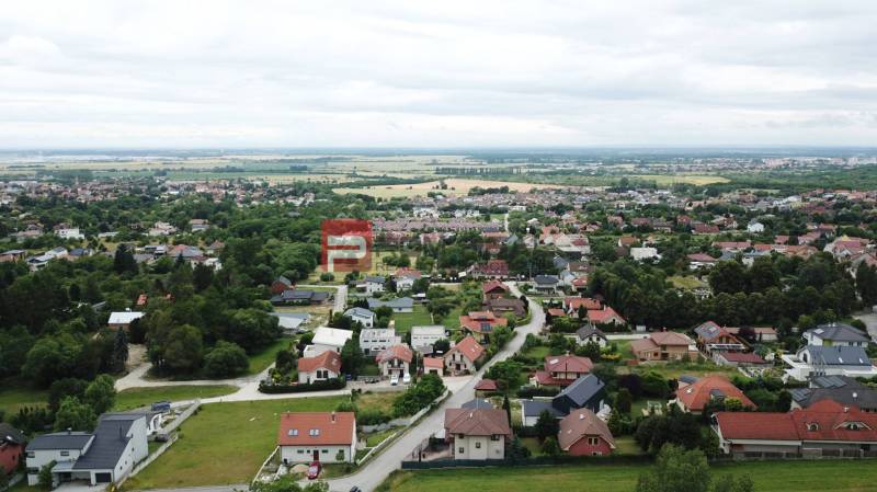 Nádherný pozemok 632 m2 s výhľadom na Alpy Marianka - Pohľad na obytnú štvrť v Marianke na ulici Na Tálkoch, kategória Pozemky - bývanie.