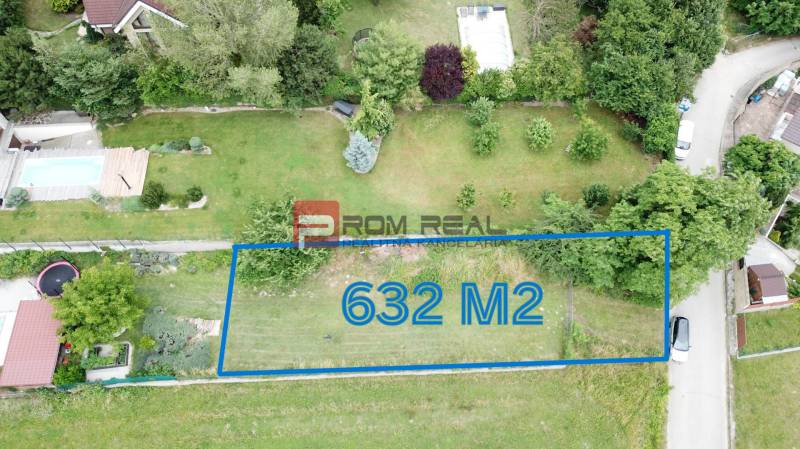 Nádherný pozemok 632 m2 s výhľadom na Alpy Marianka - Pozemok na bývanie v Marianke na ulici Na Tálkoch, rozloha 632 m², obklopený zeleňou.