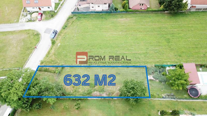 Nádherný pozemok 632 m2 s výhľadom na Alpy Marianka - Letecký pohľad na pozemok 632 m² určený na bývanie v Marianke na ulici Na Tálkoch.