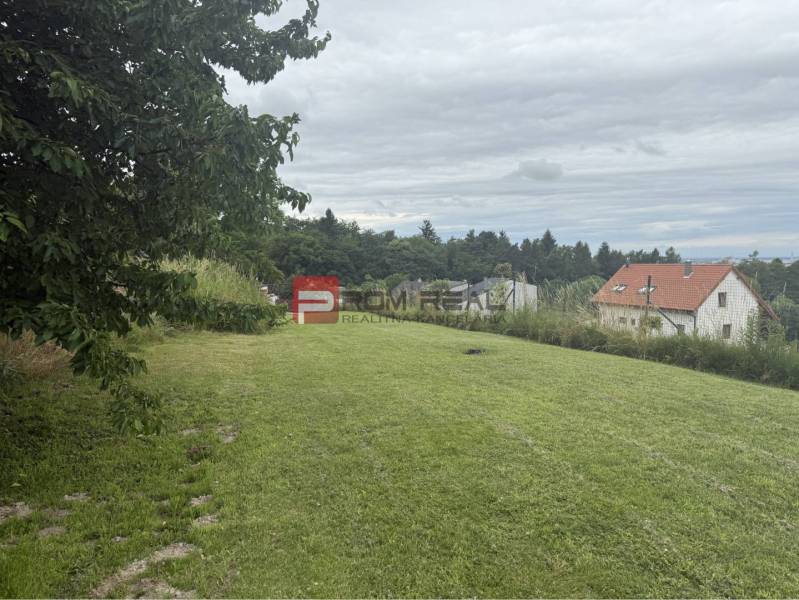Nádherný pozemok 632 m2 s výhľadom na Alpy Marianka - Pozemok na bývanie v Marianke na ulici Na Tálkoch s výhľadom na domy.