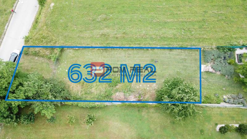 Nádherný pozemok 632 m2 s výhľadom na Alpy Marianka - Pozemky - bývanie, 632 m² v Marianke, Na Tálkoch, obklopené zeleňou a cestou.