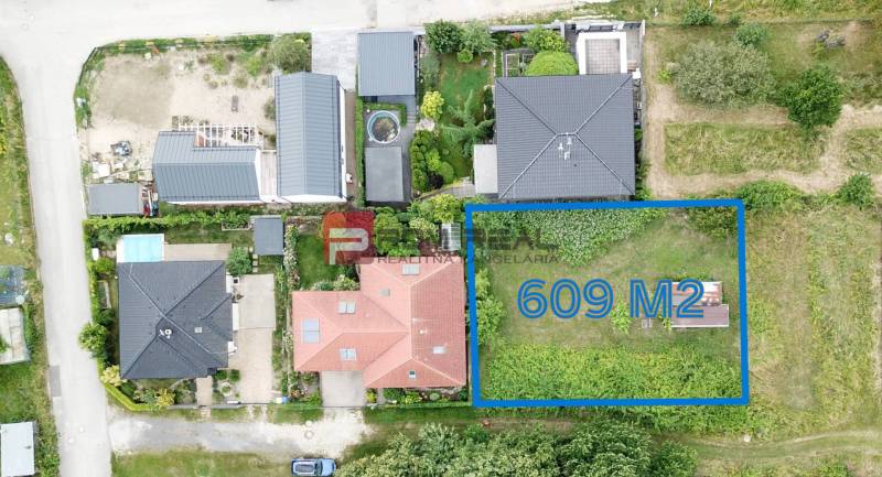 Rovinatý ideálny stavebný pozemok 609 m2 Marianka - Letecký pohľad na pozemky - bývanie v obci Marianka na ulici Na Tálkoch.