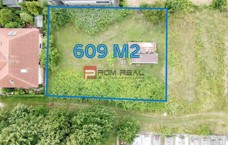 Rovinatý ideálny stavebný pozemok 609 m2 Marianka - Pozemok na bývanie na ulici Na Tálkoch v Marianke, 609 m², obklopený zeleňou.