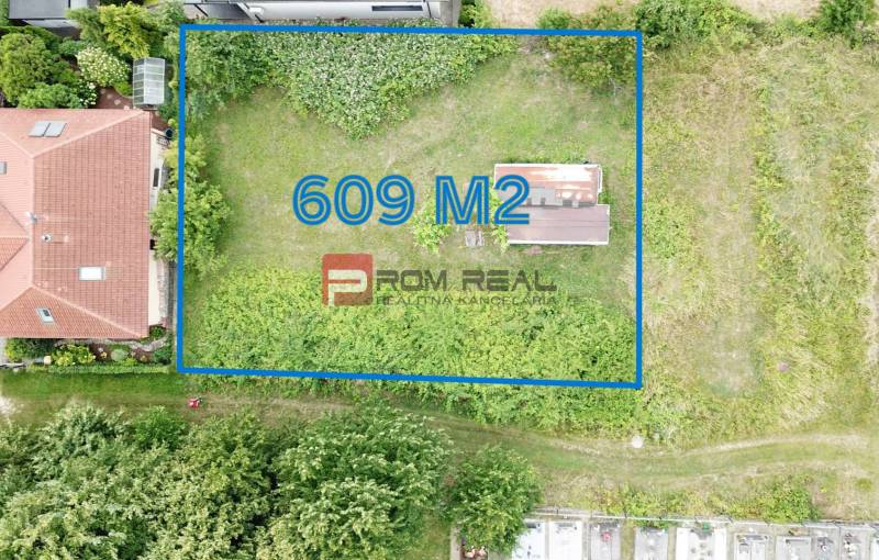 Rovinatý ideálny stavebný pozemok 609 m2 Marianka - Letecký pohľad na pozemok pre bývanie v Marianke, Na Tálkoch, rozloha 609 m².