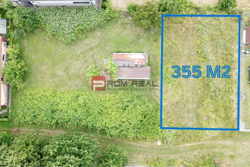Pozemok 355 m2 so stavebným povolením malý bungalov Marianka - Letecký pohľad na pozemok pre bývanie na ulici Na Tálkoch v Marianke.