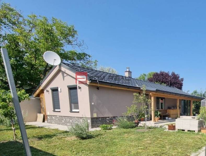 Pozemok 355 m2 so stavebným povolením malý bungalov Marianka - Rodinný dom s terasou na pozemkoch pre bývanie v Marianke na ulici Na Tálkoch.