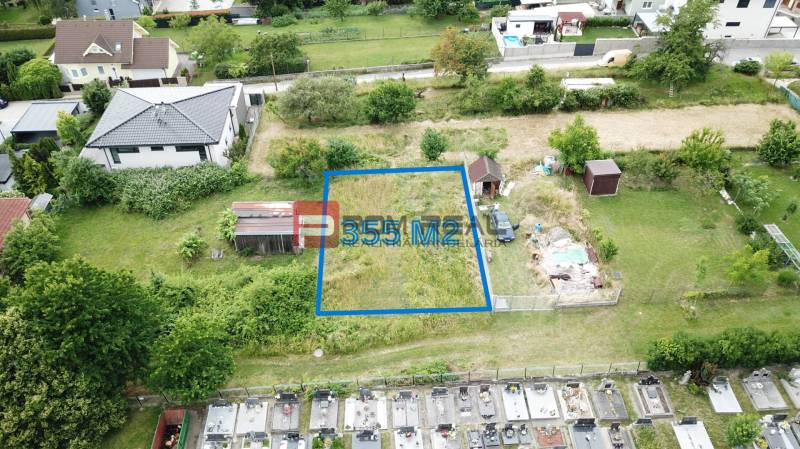 Pozemok 355 m2 so stavebným povolením malý bungalov Marianka - Pozemky - bývanie na ulici Na Tálkoch v Marianke, plocha 355 m², výhľad na domy.