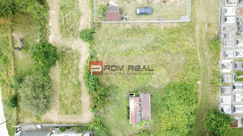 Pozemok 355 m2 so stavebným povolením malý bungalov Marianka - Letecký pohľad na neudržiavaný pozemok určený na bývanie v Marianke na ulici Na Tálkoch.