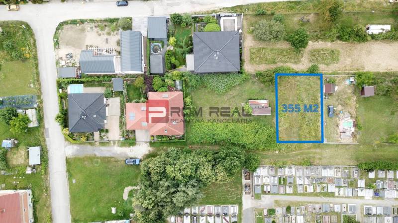 Pozemok 355 m2 so stavebným povolením malý bungalov Marianka - Letecký pohľad na pozemky - bývanie v Marianke na ulici Na Tálkoch, veľkosť 355 m².