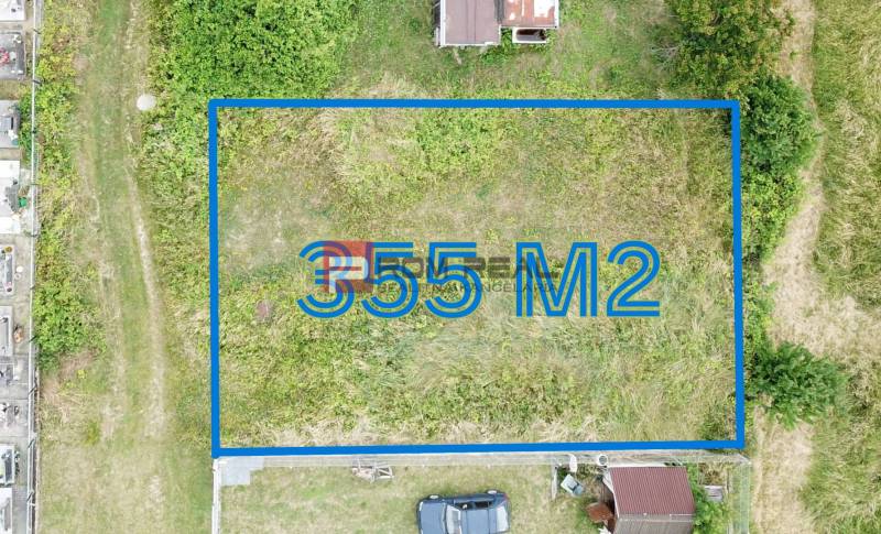 Pozemok 355 m2 so stavebným povolením malý bungalov Marianka - Letecký pohľad na pozemok - bývanie v Marianke na ulici Na Tálkoch, rozloha 355 m2.