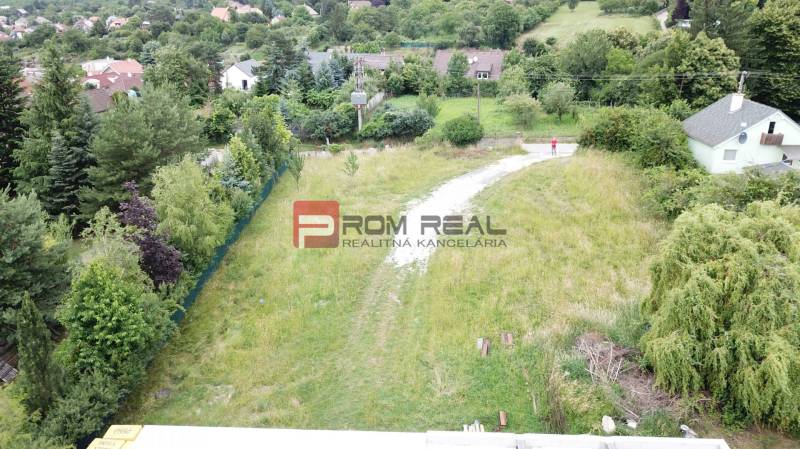 Najlukratívnejší pozemok 1618 m2 pre tých, čo vedia, čo chcú - Pozemky - bývanie na Štúrovej ulici v Marianke, obklopené zeleňou a domami.