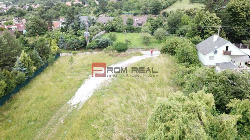 Najlukratívnejší pozemok 1618 m2 pre tých, čo vedia, čo chcú - Pozemky na bývanie v Marianke na Štúrovej ulici, obklopené zeleňou a domami.