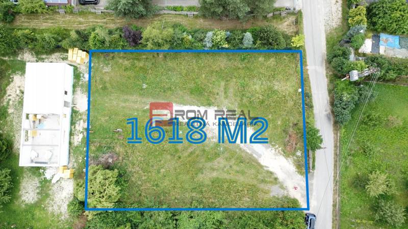 Najlukratívnejší pozemok 1618 m2 pre tých, čo vedia, čo chcú - Letecký záber na stavebný pozemok v Marianke pri Štúrovej, vhodný pre bývanie.