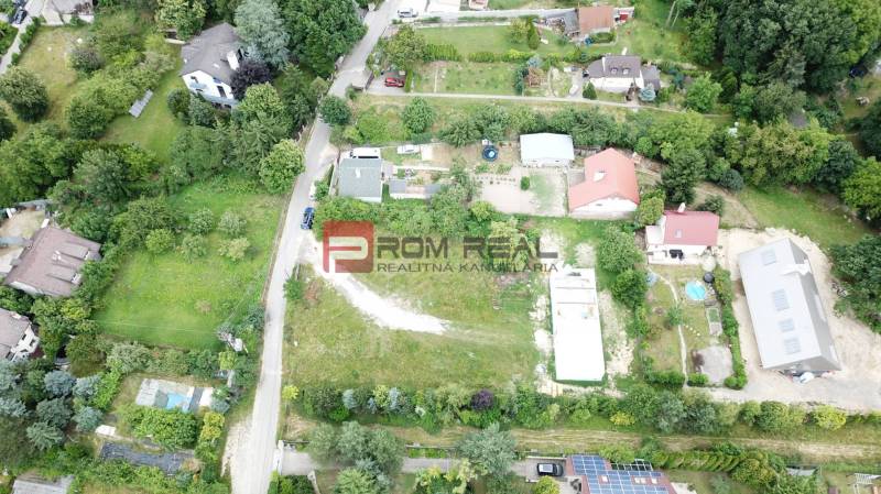Najlukratívnejší pozemok 1618 m2 pre tých, čo vedia, čo chcú - Letecký pohľad na pozemky určené na bývanie na Štúrovej ulici v Marianke.