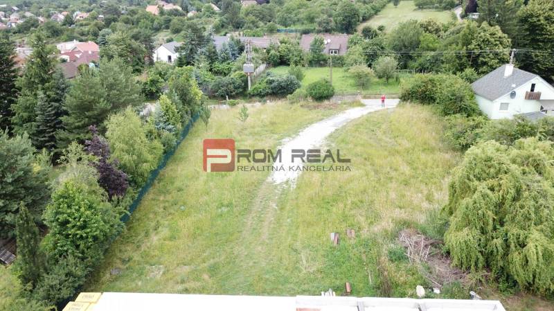 Najlukratívnejší pozemok 1618 m2 pre tých, čo vedia, čo chcú - Lokalita Pozemky - bývanie na Štúrovej ulici v Marianke obklopená zeleňou a domami.