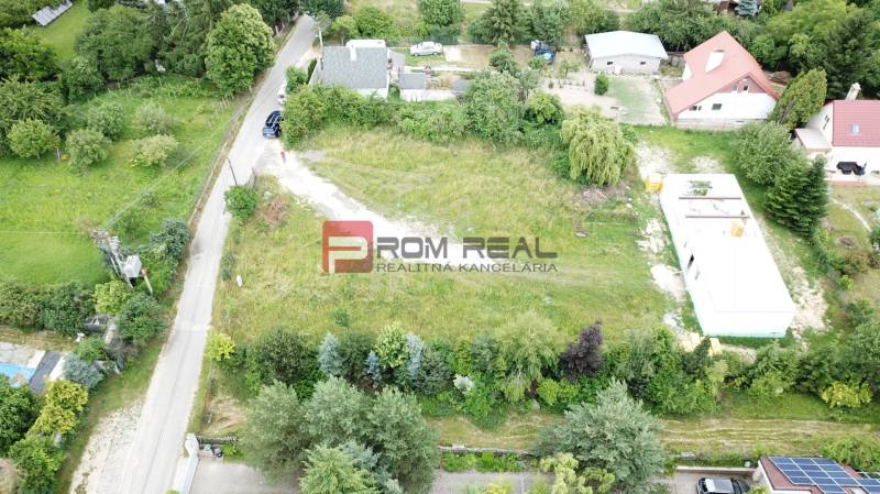 Najlukratívnejší pozemok 1618 m2 pre tých, čo vedia, čo chcú - Lukratívne pozemky na bývanie na Štúrovej ulici v Marianke, obklopené zeleňou a domami.