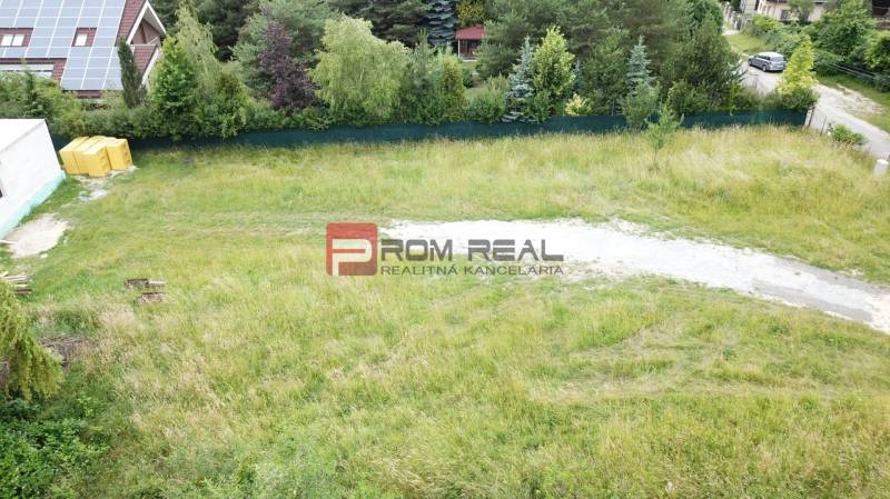 Najlukratívnejší pozemok 1618 m2 pre tých, čo vedia, čo chcú - Pozemok na bývanie v Marianke, Štúrovej ulici so zelenou záhradou a neďalekými budovami.