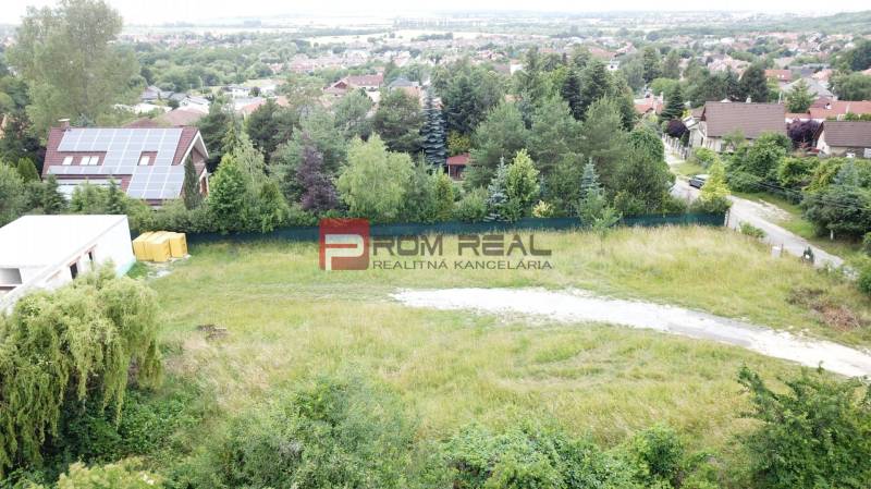 Najlukratívnejší pozemok 1618 m2 pre tých, čo vedia, čo chcú - Pozemky - bývanie v Marianke na Štúrovej ulici so zeleňou a výhľadom na domy.