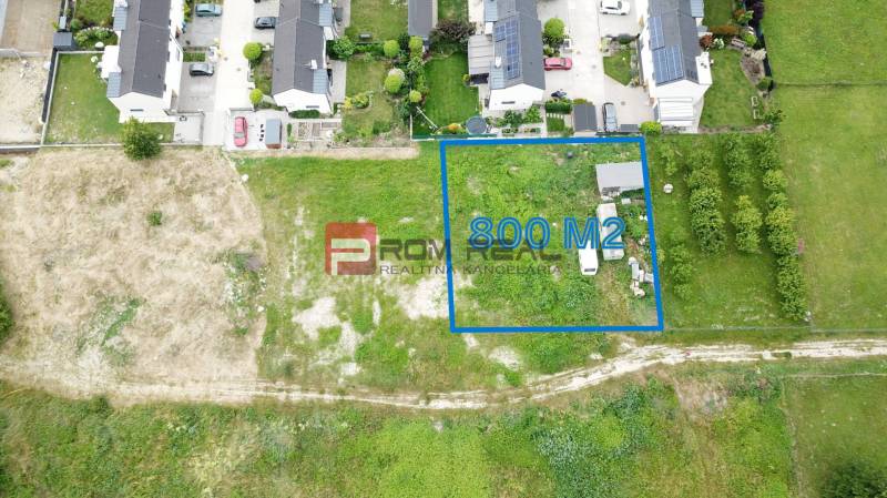 Rovinatý pozemok 800 m2 za dobrú cenu Marianka - Letecký pohľad na pozemok 800 m² určený na bývanie, Marianka, Na Ovsisku.