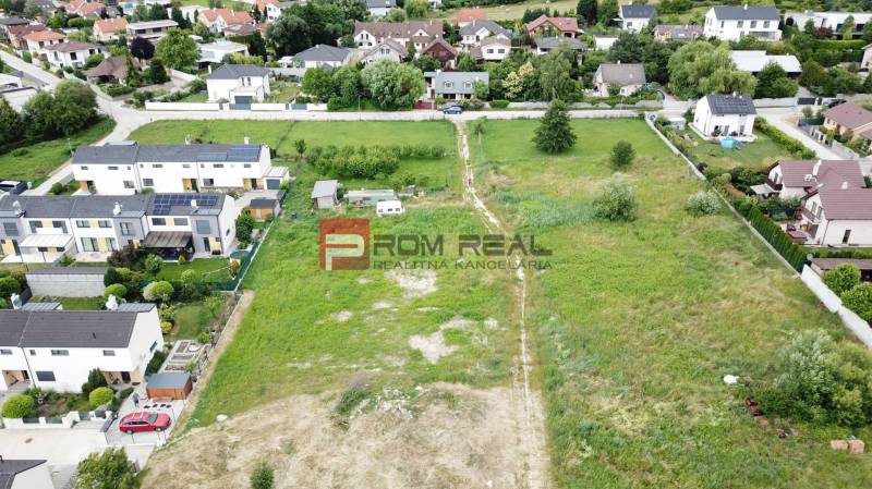 Rovinatý pozemok 800 m2 za dobrú cenu Marianka - Letecký pohľad na pozemky pre bývanie v Marianke na ulici Na Ovsisku.