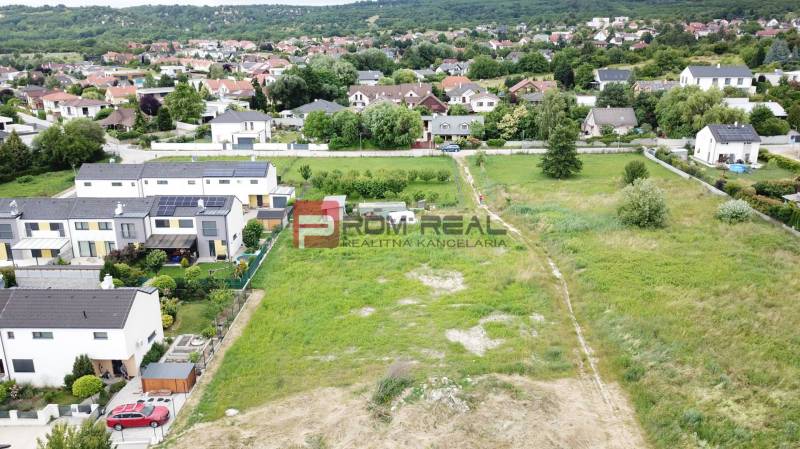 Rovinatý pozemok 800 m2 za dobrú cenu Marianka - Pozemky na bývanie v Marianke na ulici Na Ovsisku obklopené zelenými záhradami a domami.
