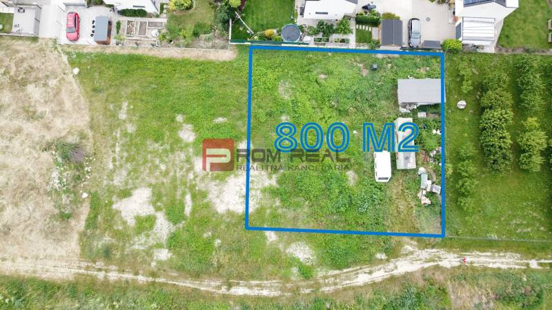 Rovinatý pozemok 800 m2 za dobrú cenu Marianka - Pozemok na bývanie v Marianke na ulici Na Ovsisku, rozloha 800 m², trávnatý terén.