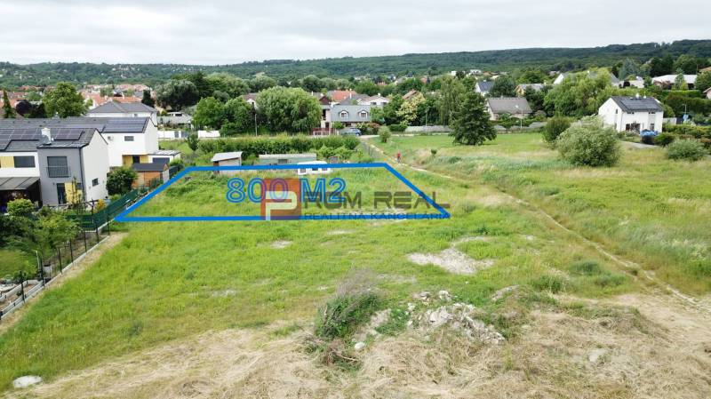 Rovinatý pozemok 800 m2 za dobrú cenu Marianka - Pozemok na bývanie, 800 m2, na ulici Na Ovsisku v Marianke, obklopený prírodou.