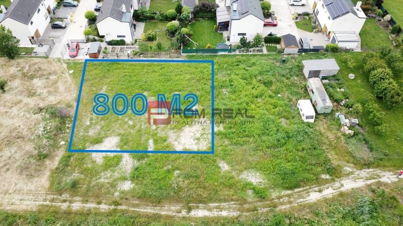 Pozemok Marianka 800 m2 super cena - Letecký pohľad na pozemok (800 m²) v Marianke na ulici Na Ovsisku, vhodný pre bývanie.