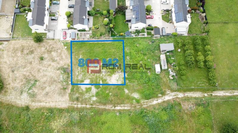 Pozemok Marianka 800 m2 super cena - Pohľad na pozemok na bývanie, Na Ovsisku, Marianka, rozloha 800 m², vedľa domov.