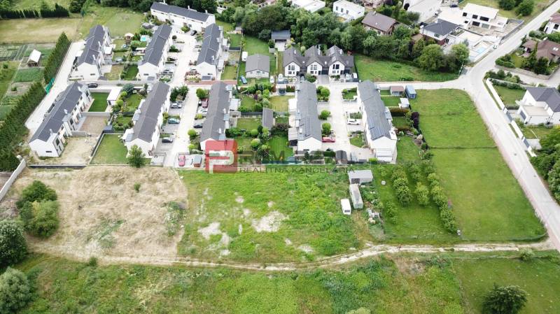 Investičný pozemok 1600 m2 Marianka Intravilán Skvelé ROI - Letecký pohľad na obytnú štvrť a pozemky - bývanie v Marianke na Na Ovsisku.