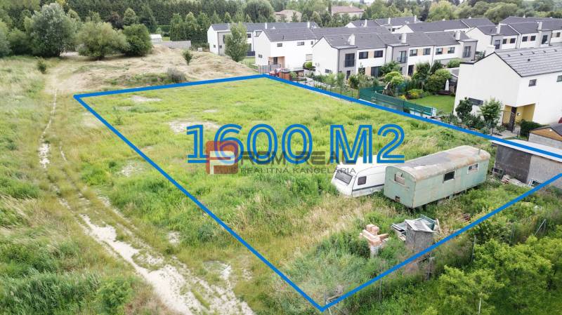 Investičný pozemok 1600 m2 Marianka Intravilán Skvelé ROI - Pozemky na bývanie v Marianke na ulici Na Ovsisku, rozloha 1600 m², blízko domov.